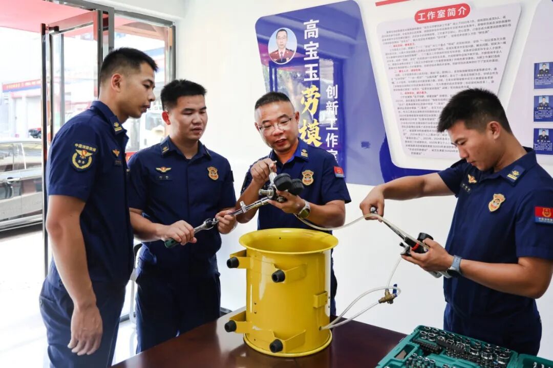 高宝玉正在讲解气动排烟机器材结构要点.jpg