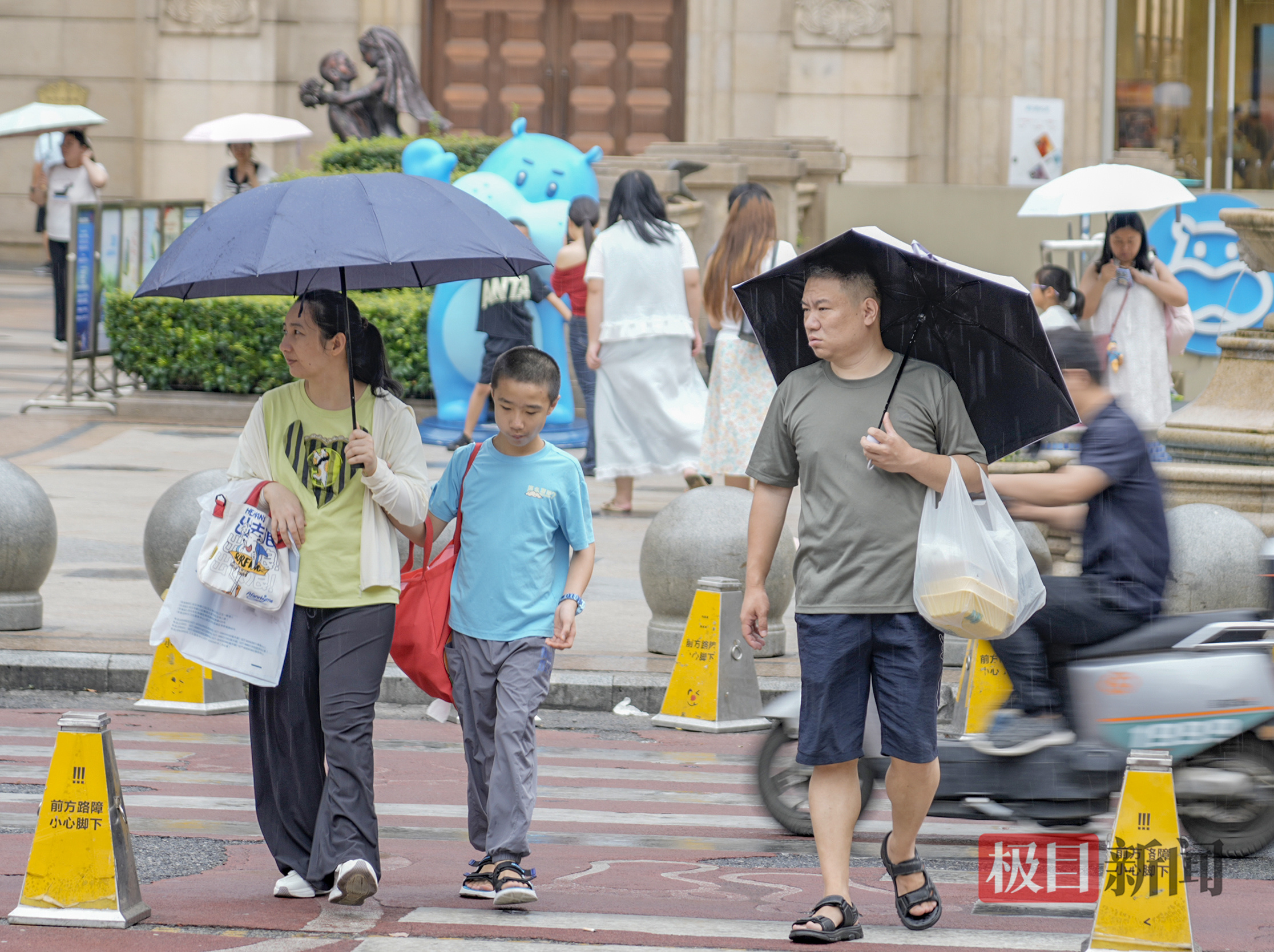 雨后，凉爽的光谷步行街，行人游客轻松逛街
