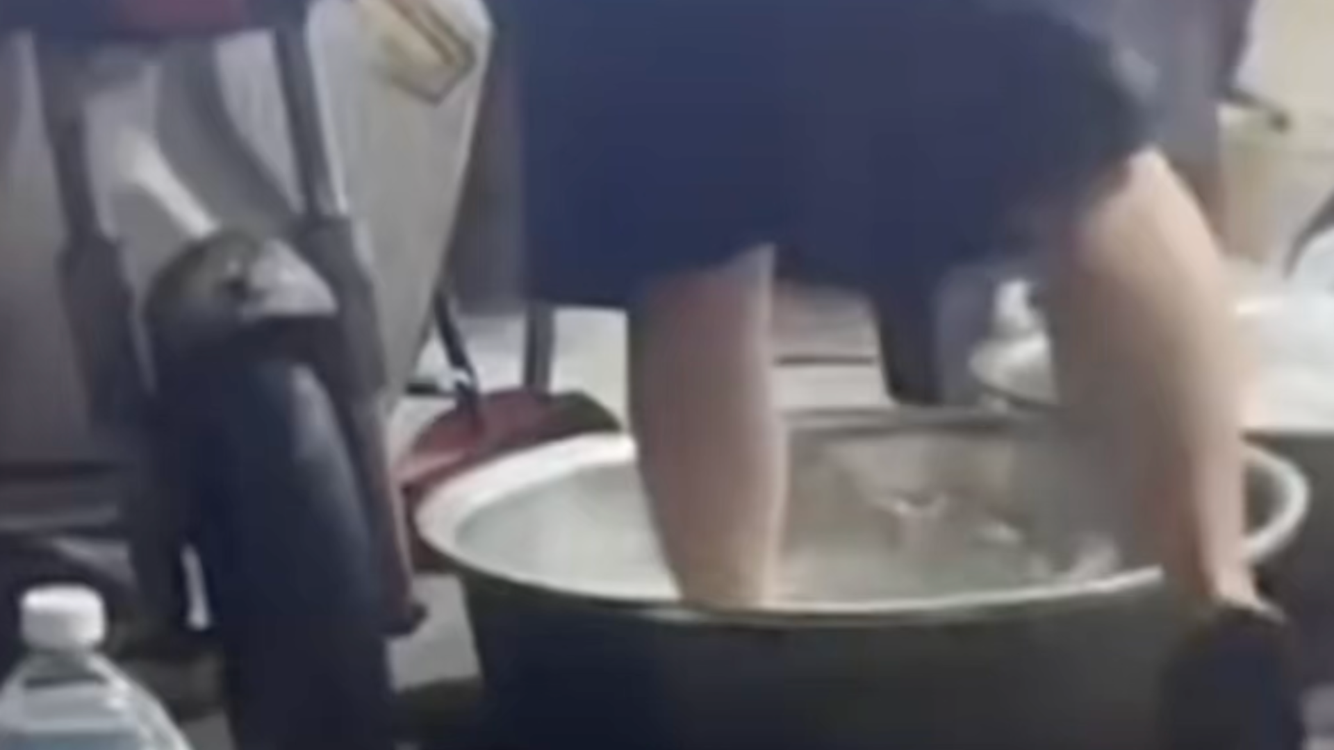 安徽一烧烤店工作人员用洗菜盆涮脚，当地通报：已停业整顿，全面消杀