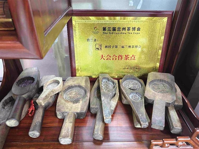 老旧木质糕点模具留存传统制饼工艺印记