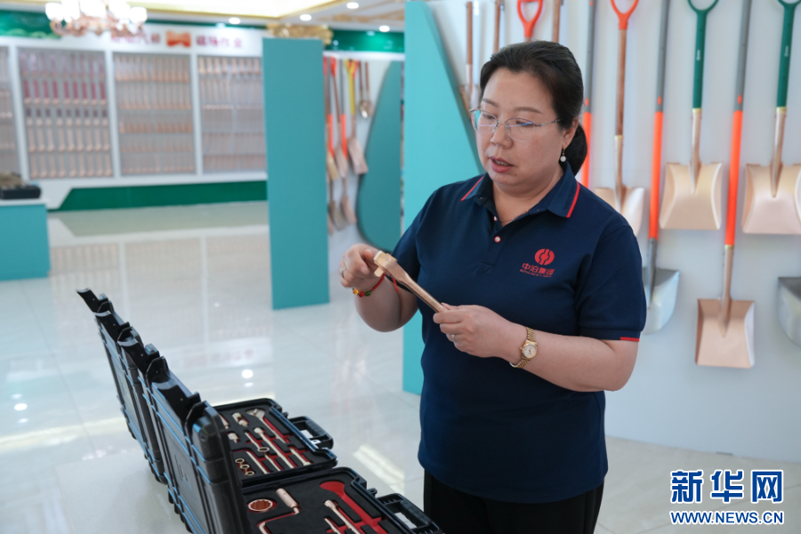 在泊头市一家防爆工具生产企业展厅,工作人员在展示企业生产的防爆工具。新华网 毛鹤然 摄