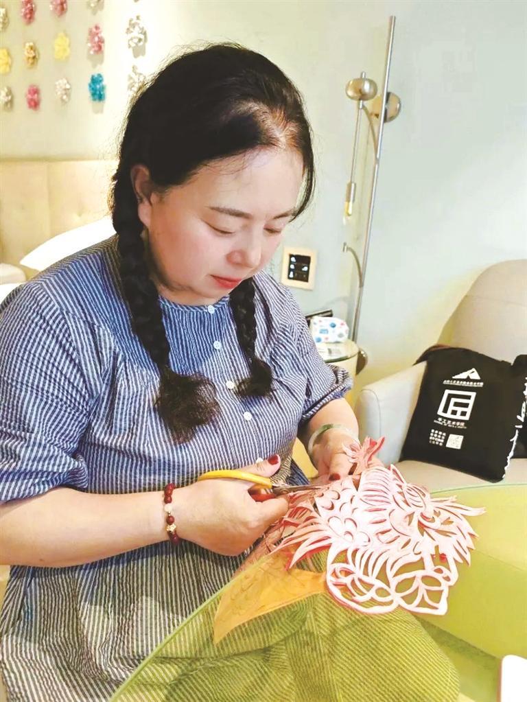 苏红霞正在剪纸