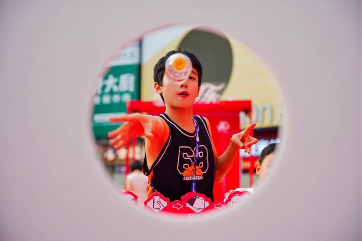 绿茵逐绿,快乐循环!中粮可口可乐世界杯主题快闪亮相黄兴广场