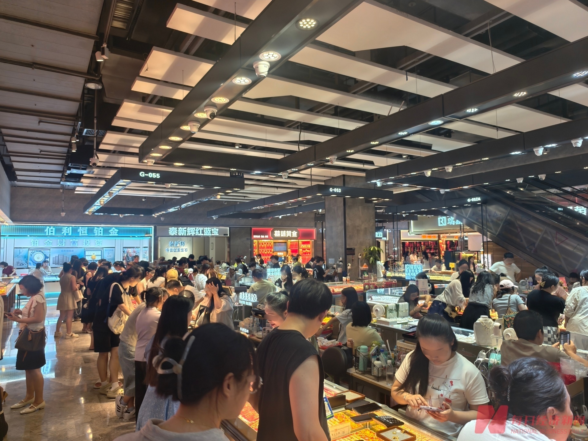 来水贝购金的消费者络绎不绝　图片来源：每经记者　赵景致