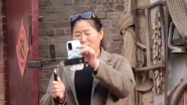 朱之文称一家人都没有自媒体账号，“之前妻子做直播打赏，我把她手机都摔了”