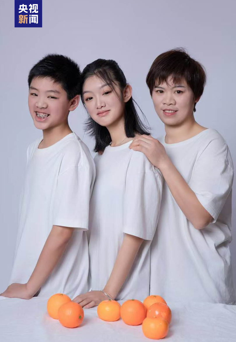 △魏云桂与孩子合影