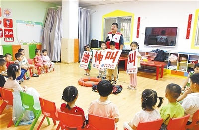 连日来,青山湖区上海路街道面向辖区未成年人开展形式多样的防溺水主题宣传教育活动。工作人员通过案例讲解、情景模拟、互动问答等方式,向孩子们细致讲解户外水域危险情况,引导孩子们主动树立自我保护意识,自觉规避溺水风险,守护辖区青少年平安、快乐度过暑期时光。洪观新闻记者 杨紫韬 摄