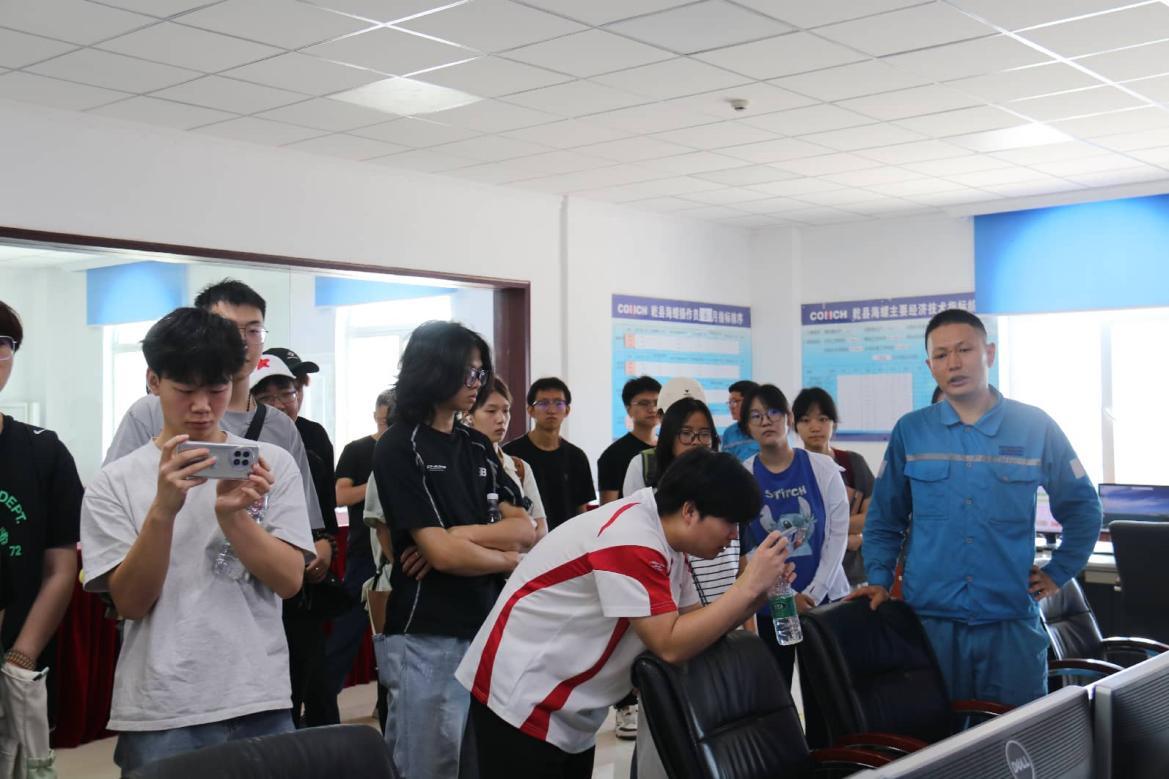 制造分厂人员讲解中控室智能控制流程