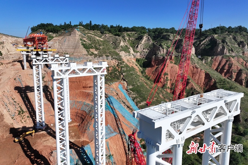 大夏河特大桥首跨钢箱梁吊装现场