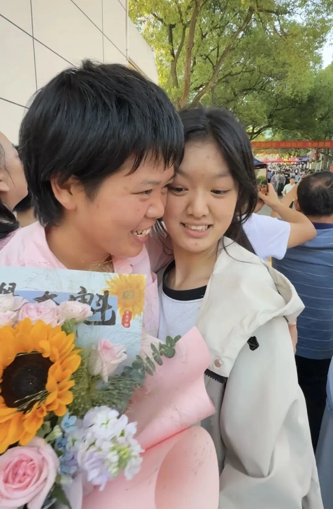 靠着自己的努力,能让孩子们在更好的环境里成长、学习,魏云桂感到很满足。“每个人的能力有大有小,我虽然没读多少书,干的也是最辛苦的活,但是我一样可以送孩子们读大学。”她自信地说,趁自己还干得动,再打拼几年,等孩子们读完大学再另做打算。