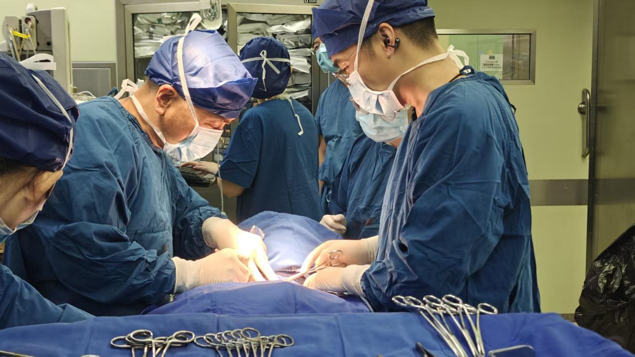 尤承忠主任与团队施鸿舟博士为患者手术