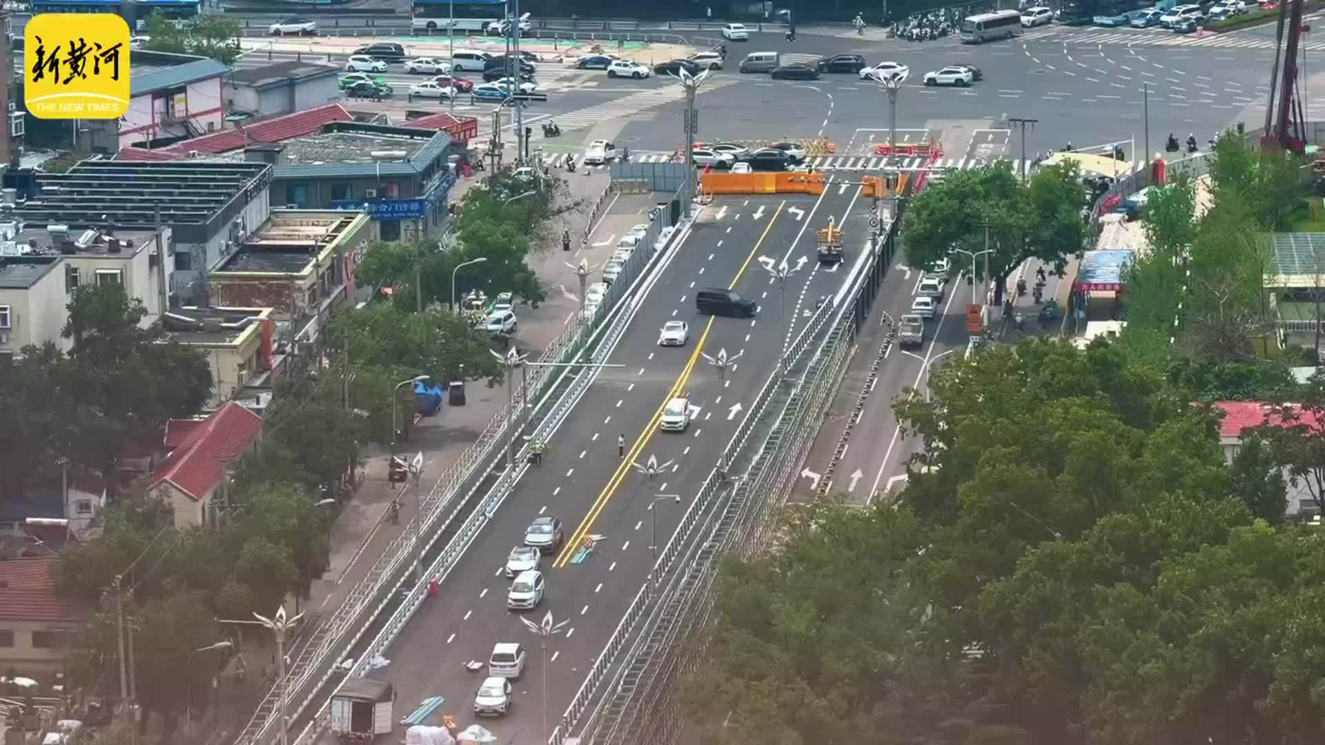 济南纬二路跨铁路天桥 交通标识线开始施划