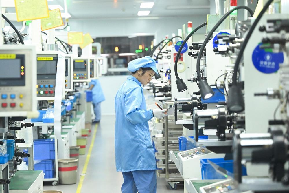 7月21日，六和电子（江西）有限公司新能源薄膜电容卷绕车间，各条智能化生产线高速运转，设备轰鸣声此起彼伏。 （本报记者 刘继刚 摄）