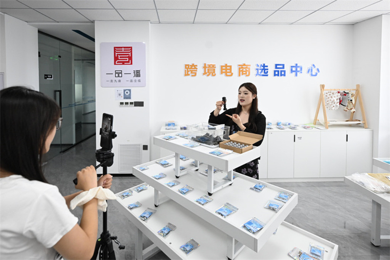 7月9日，邯郸市永年区河北越通紧固件制造有限公司，主播向海外客户推介紧固件产品。