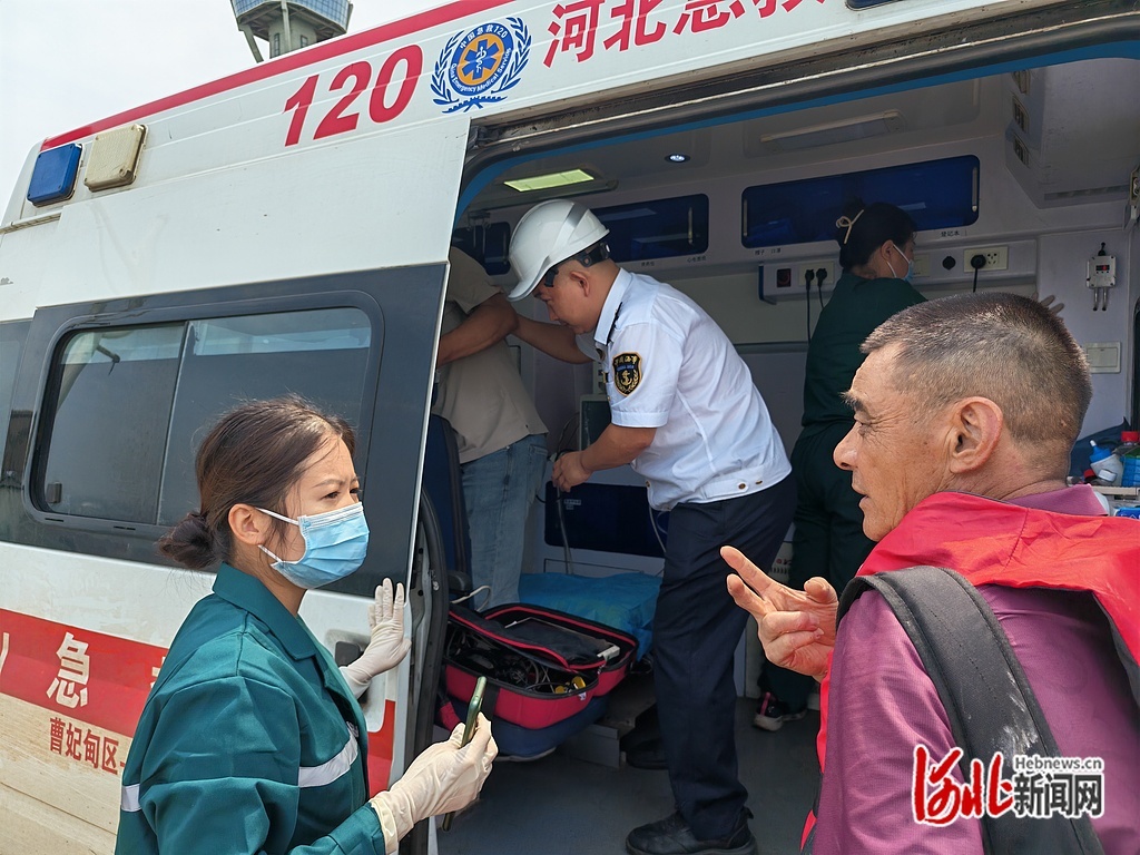 患者进入救护车前往医院。曹妃甸海事局供图