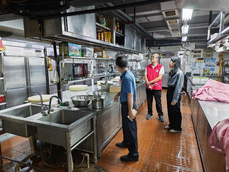 走进人气门店查后厨 筑牢食品安全防线——西乡街道共乐社区开展重点餐饮单位食品安全专项检查