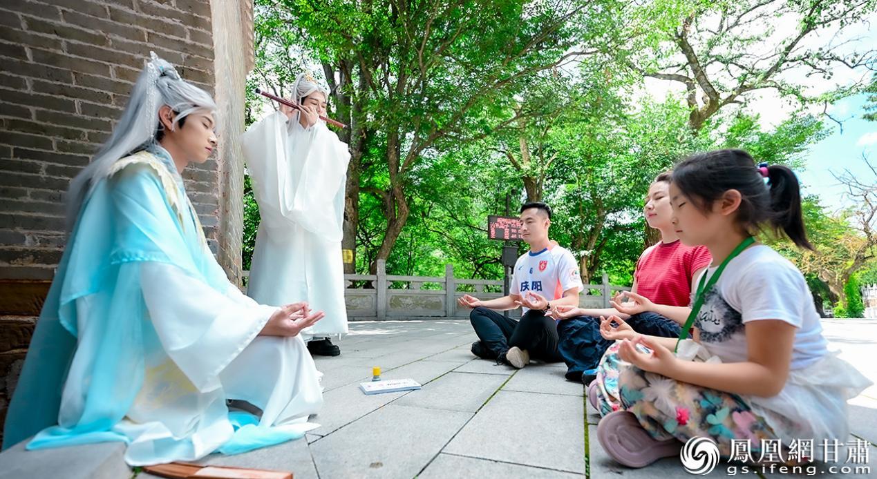 游客与国风仙侠NPC静坐悟道,沉浸式感受崆峒道韵禅意。
