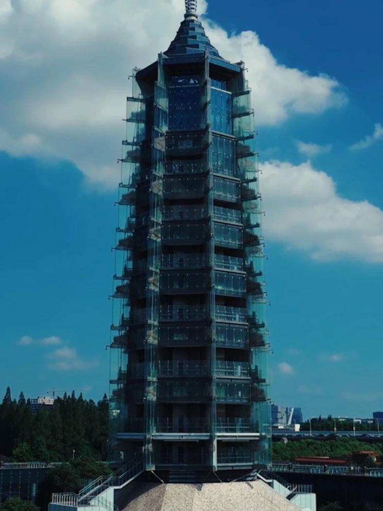 它是世界的塔，曾令东西方共同仰望。如今虽已不在，围绕它的想象从未停止。这个7月，由南京发起的“共同的遗产·共同的未来”主题活动将亮相第48届世界遗产大会，解码大报恩寺琉璃塔如何在共同守护、共同创造中