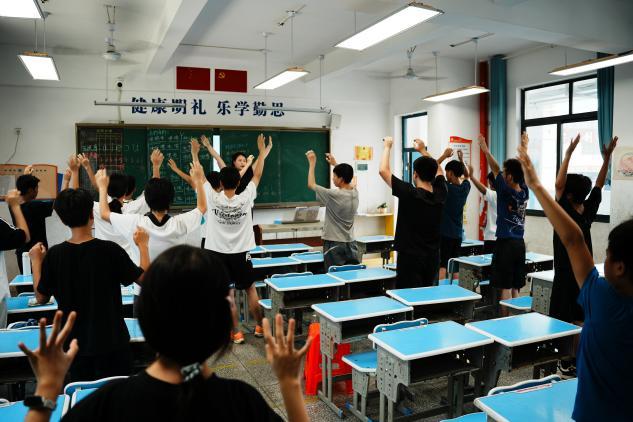 图为队员朱彬源在教小学班级气息练习方法 通讯员吕嘉东供图