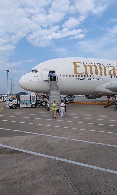 离谱！阿联酋航空A380备降杭州，373人被困10小时，高温多人晕倒