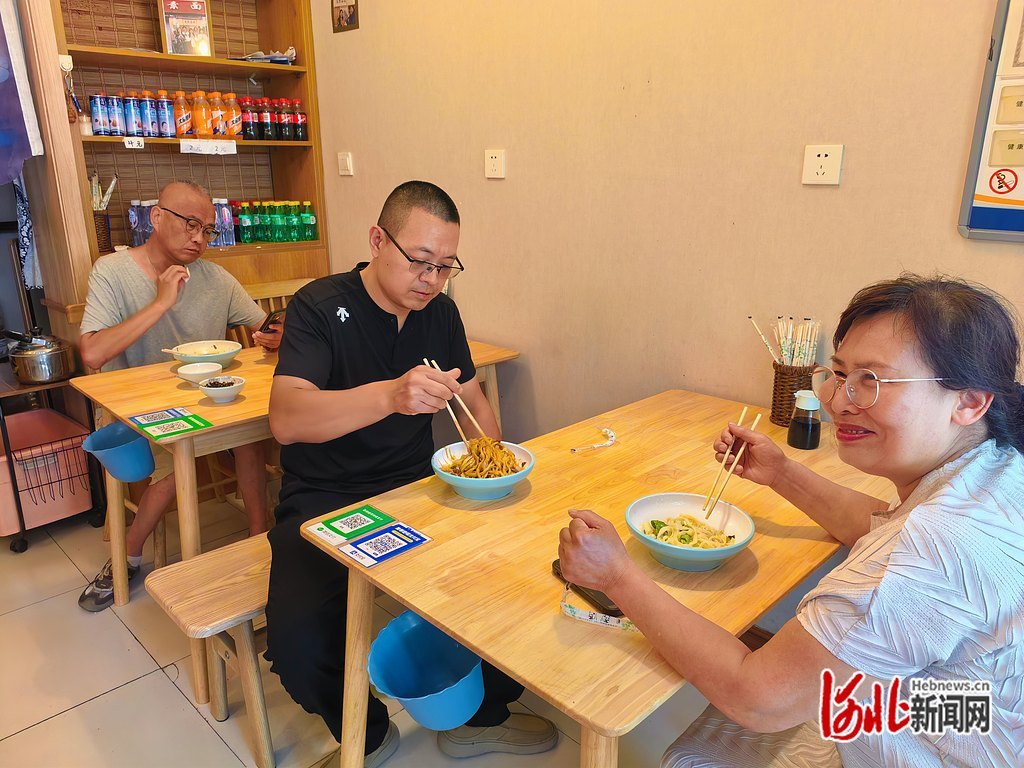 顾客在店里吃饭。袁欣悦摄