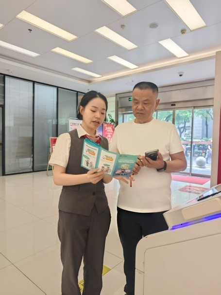 厅堂宣讲零距离 守护群众钱袋子——广发银行岳阳分行开展金融消保现场宣传活动