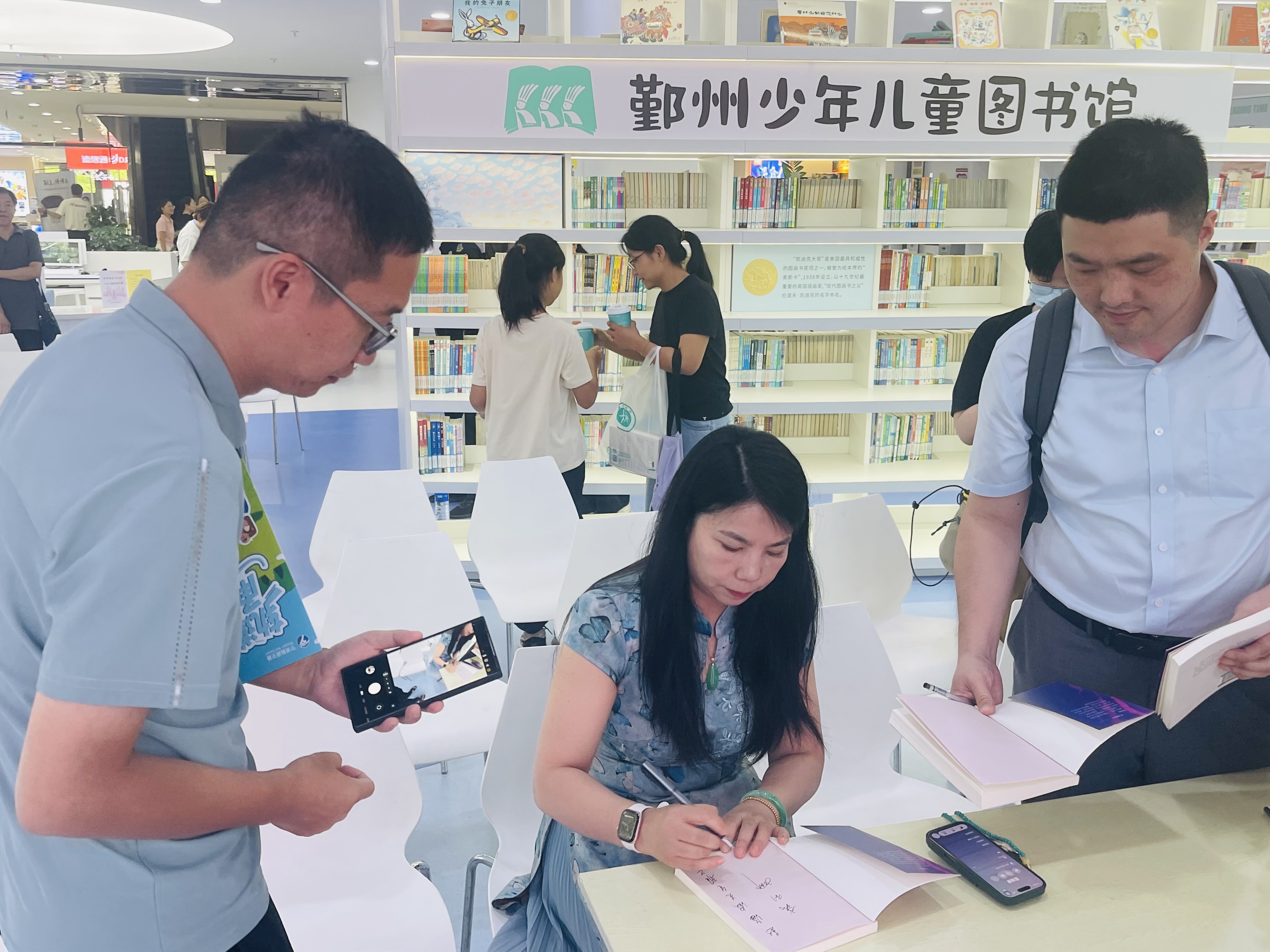 “写作要站在鸡蛋这一边”钱利娜谈新作《两地秋》现场  分享七年创作路
