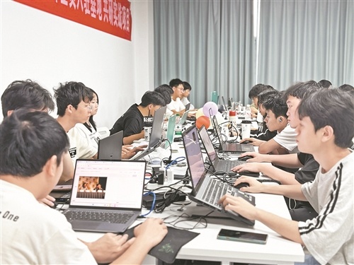 南昌高新区AIGC数字产业人才培养中心内,学员正在实战训练。本报全媒体记者 侯艺松摄