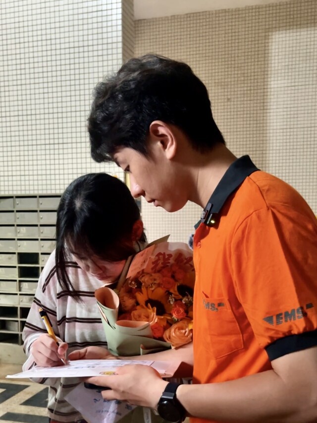(家住长沙市岳麓区的龚同学在签收其录取通知书。 刘乐 摄)