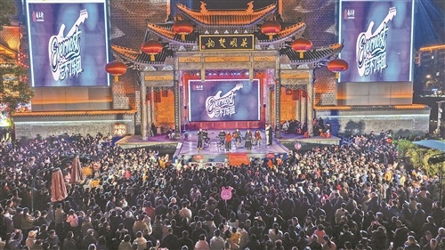 忘不了乐团演出现场。
