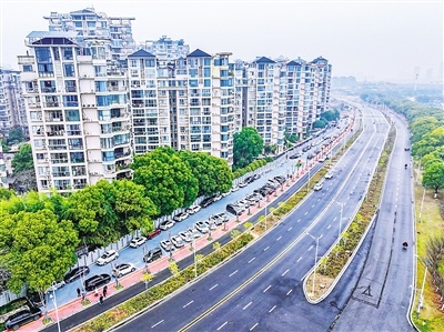东湖区江中花园小区东侧的一处闲置土地，变身为功能齐全的便民空间