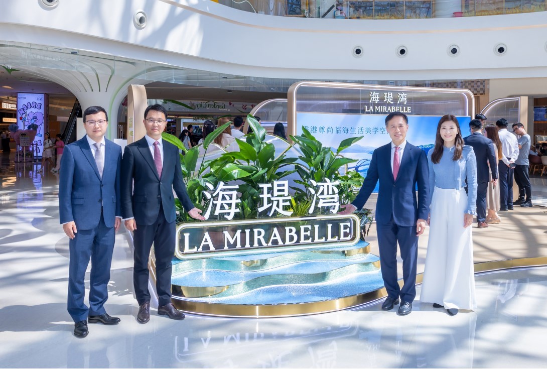 信和置业执行董事 田兆源先生 (右二)、招商蛇口海外发展事业部总经理 李尧先生 (左二)、招商蛇口海外发展事业部总经理助理 江天先生 (左一)、信和置业营业部助理总经理 叶爱麟小姐 (右一)出席在蛇口招商花园城举行的海瑅湾 LA MIRABELLE 深圳品牌体验展。