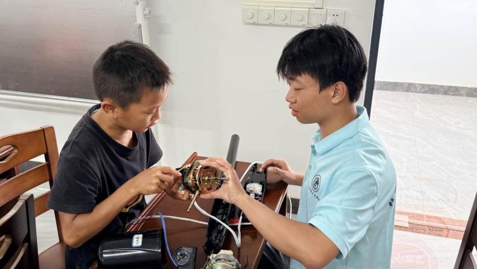 赣州职业技术学院“红电筑乡先锋队”走进大余县梅山村开展家电检修志愿服务