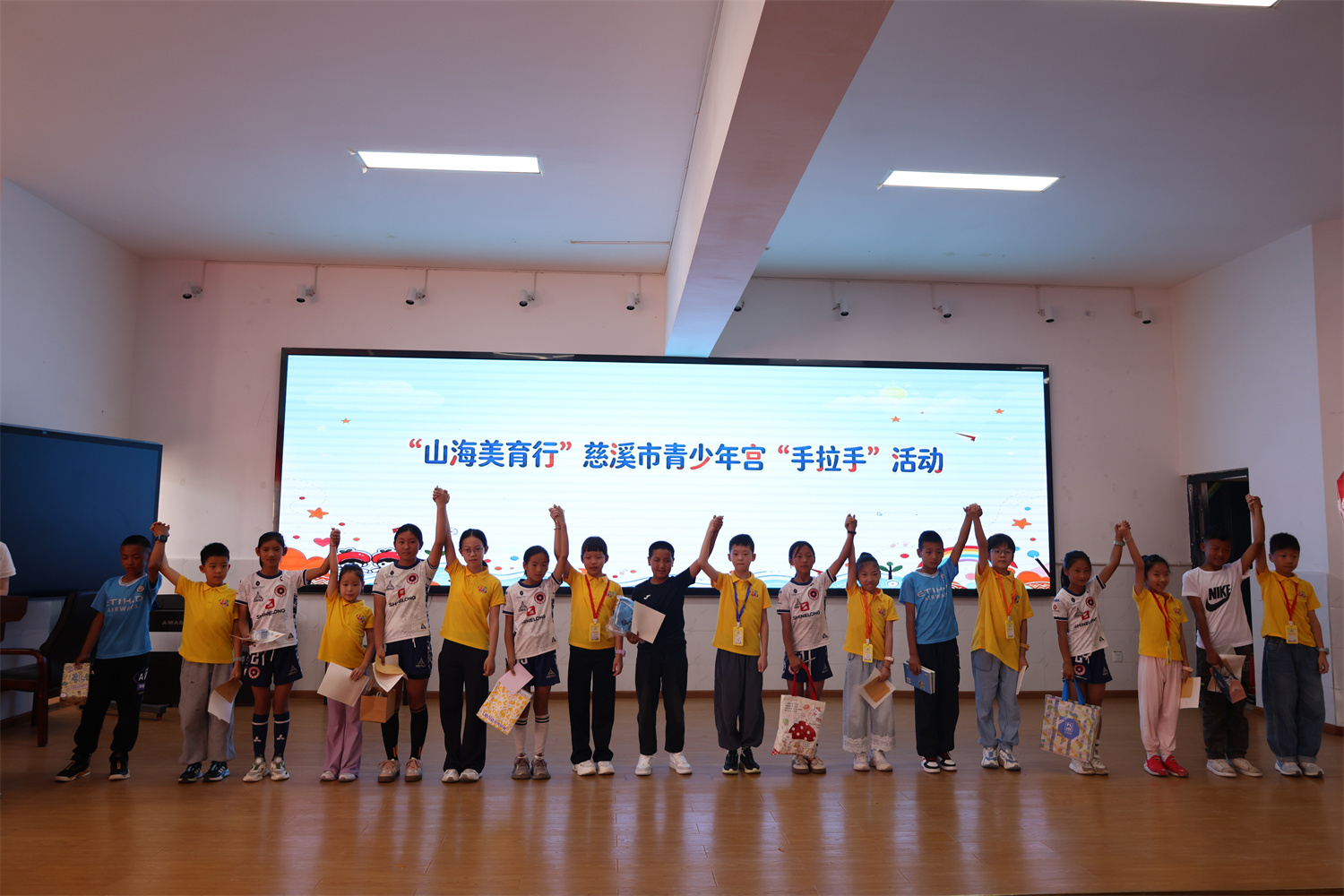 慈溪市青少年宫到布拖县开展美育送教结对交流活动
