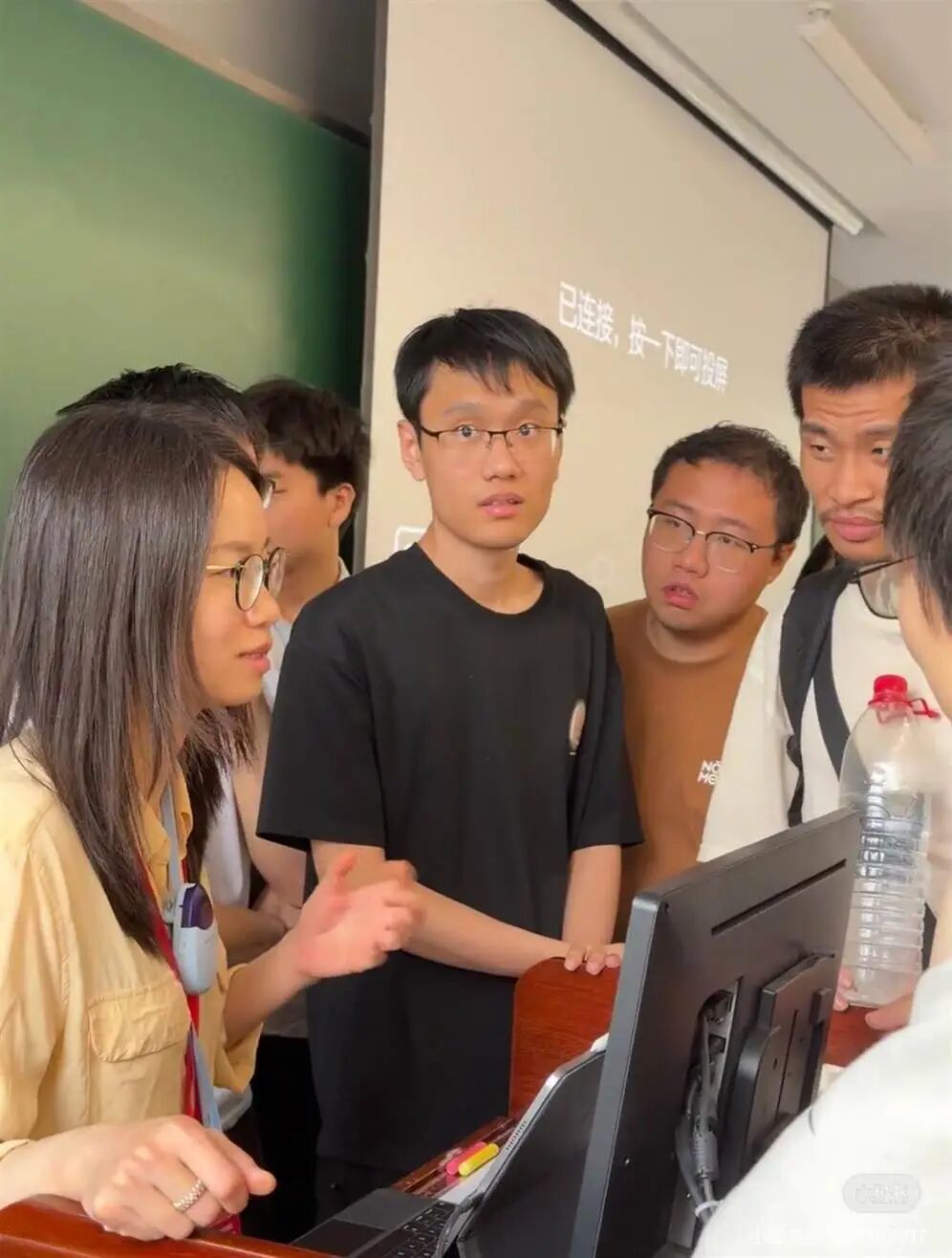 韦东奕又去听王虹教授讲座了，连续三天坐第一排听讲，还有学生为王虹献花 | 极目新闻