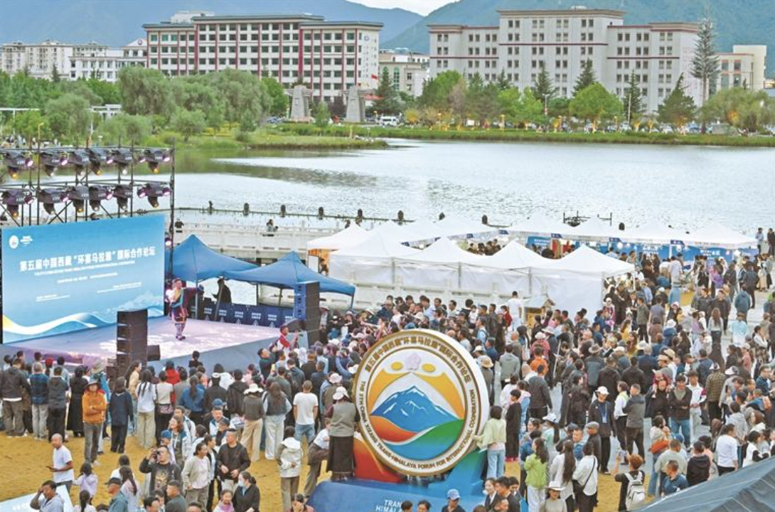 图为7月17日,第五届中国西藏“环喜马拉雅”国际合作论坛召开期间,嘉宾观看西藏传统歌舞表演、选购文创产品。记者 曲珍 摄