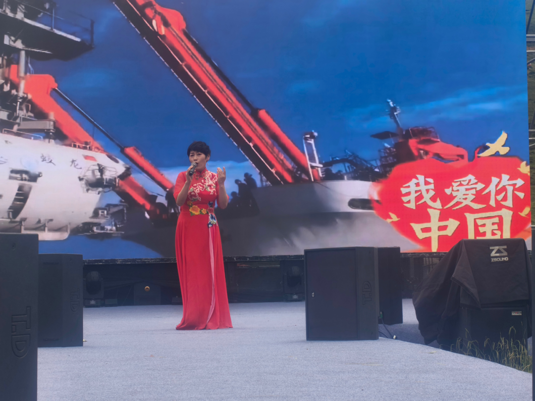 独唱《幸福中国一起走》