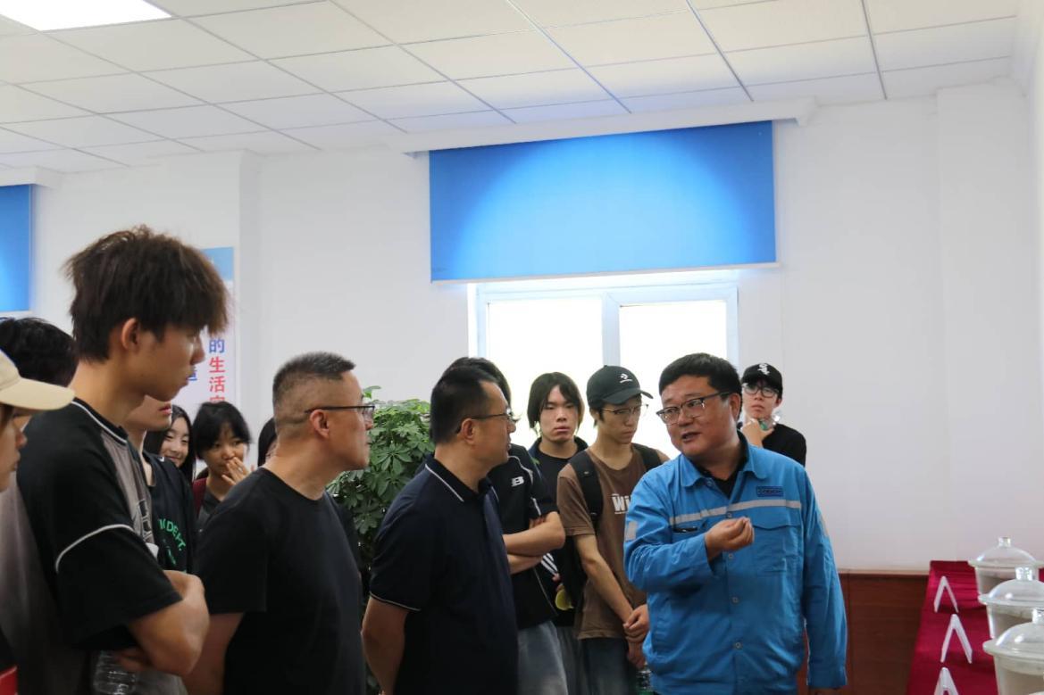 公司常务副总经理为师生们介绍乾县海螺水泥产品