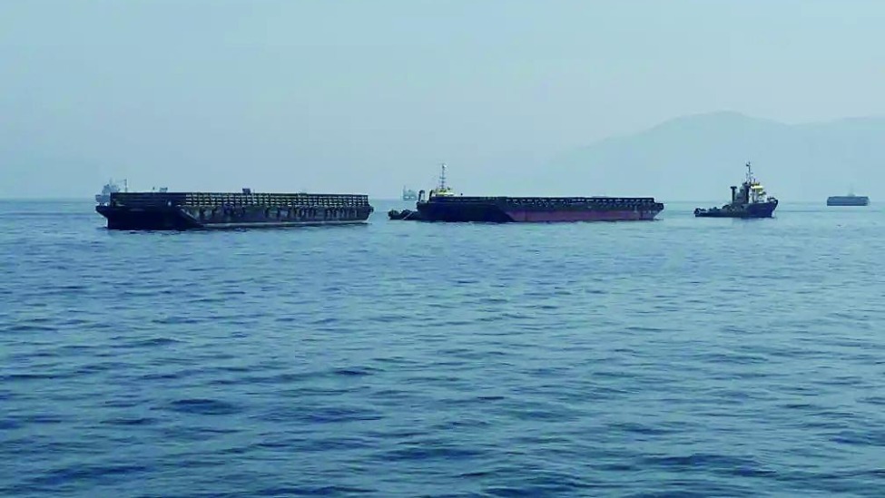 美军在霍尔木兹海峡向商船开火