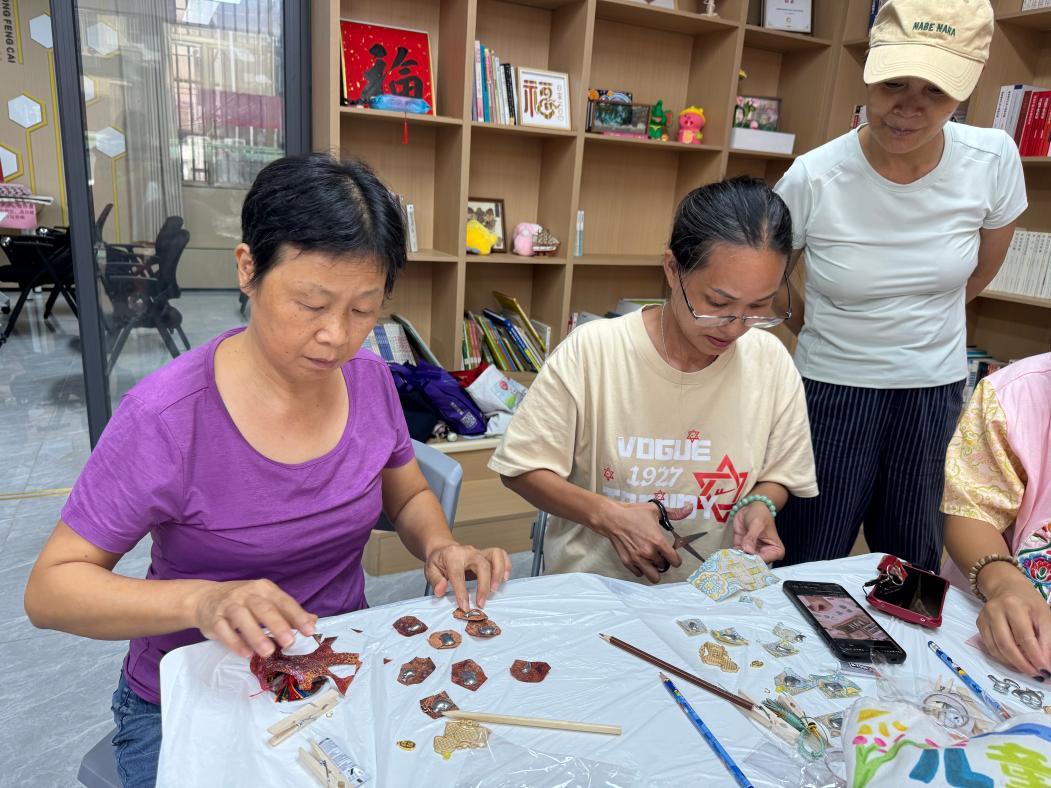 “智享夕阳传非遗，科技赋能暖心人”永丰社区老年人AI学习暨非遗宋锦手工体验活动