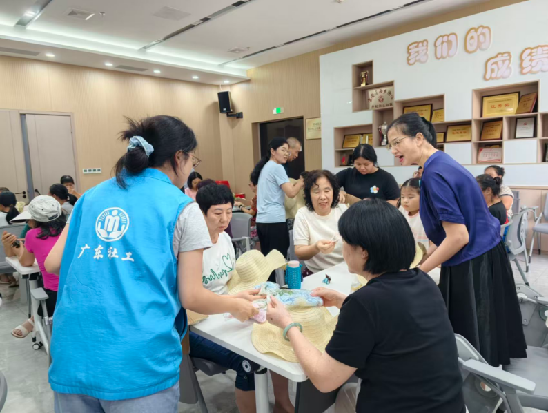 “草帽上的夏日花园”劳动社区干花草帽手工体验活动