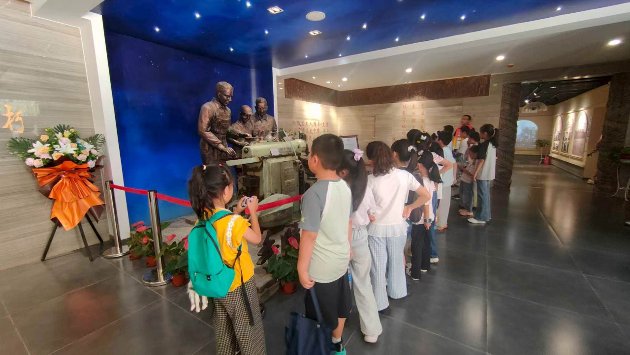 孩子们参观展览