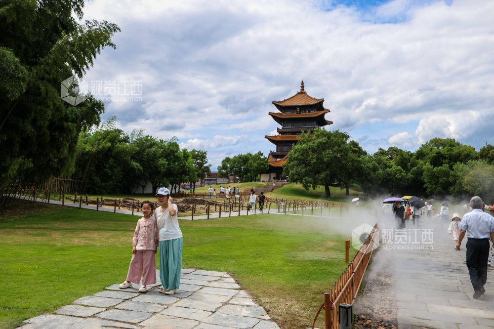 夏日的风裹着瓷都独有的温润气息,近日,江西省景德镇御窑厂国家古遗址公园迎来了暑期参观客流高峰。