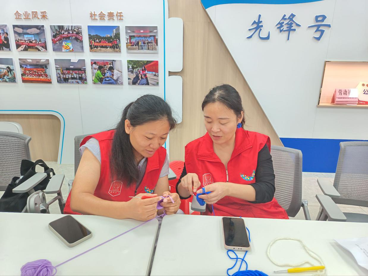 西乡街道劳动社区开展“巧手钩织 温暖同行”志愿者成长小组