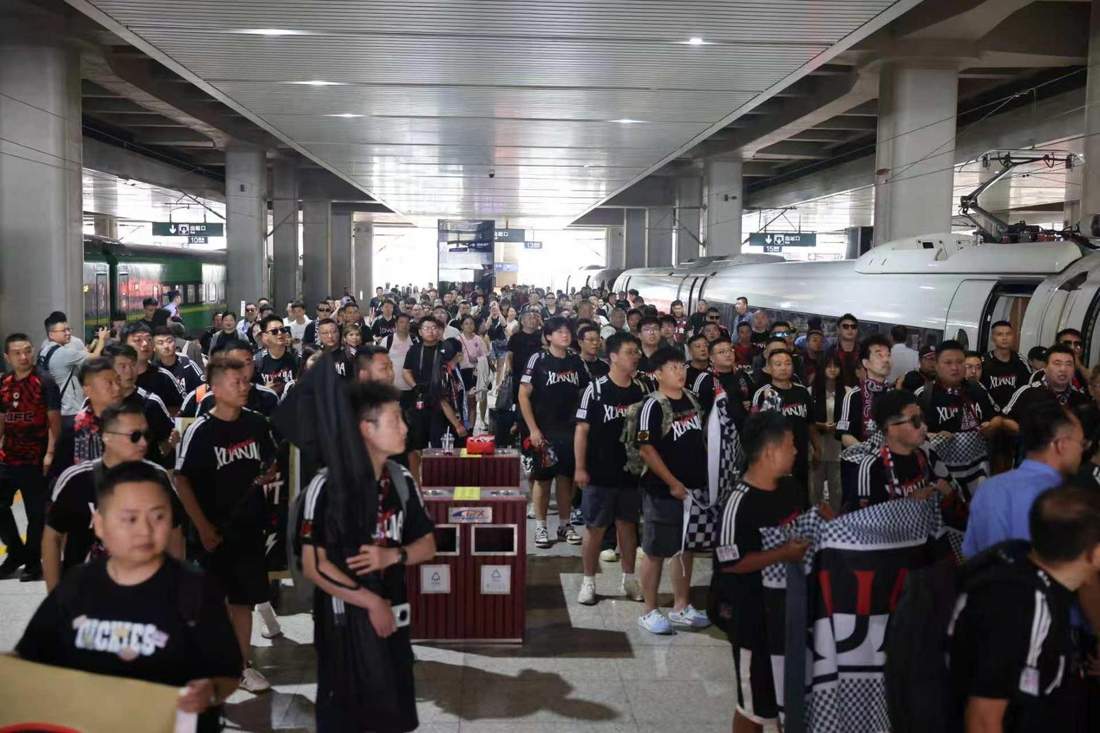 球迷准备乘车受访单位供图