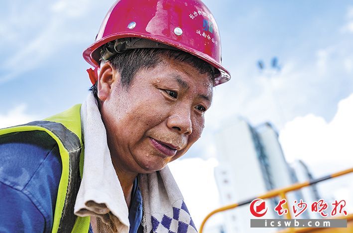 酷暑之下,李伟辉才忙活几分钟,就热得满头大汗。均为长沙晚报全媒体记者 邹麟 摄