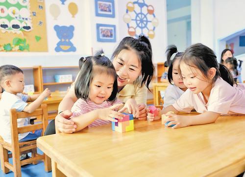 7月9日，迁安市蓝祥托育中心，保育老师正陪伴幼儿体验益智游戏。本报记者 师源摄