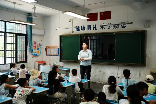 图为队员朱彬源在为小学班级组织音乐课 通讯员吕嘉东供图