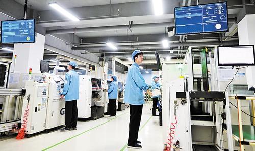 6月23日,固安县汉旗共享智造工厂工人在生产合作企业的定制化电路板。本报记者 赵永辉摄