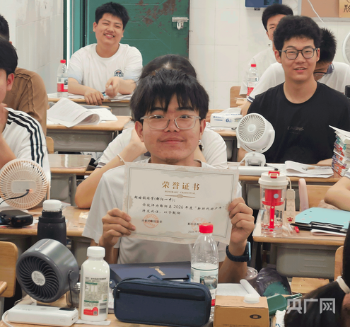 2026年4月，胡皓铖荣获“鄱阳县新时代好少年”称号（央广网发 肖梦煌 摄）